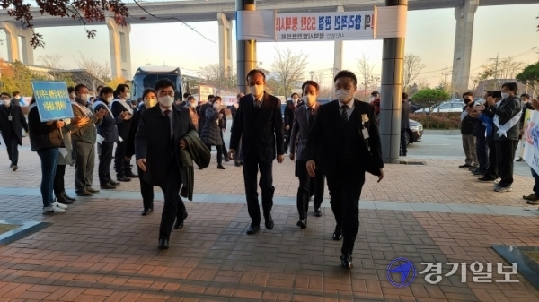 이기택 대법관(가운데)이 현장검증 장소인 평택항 마린센터로 들어서고 있다. 박명호기자