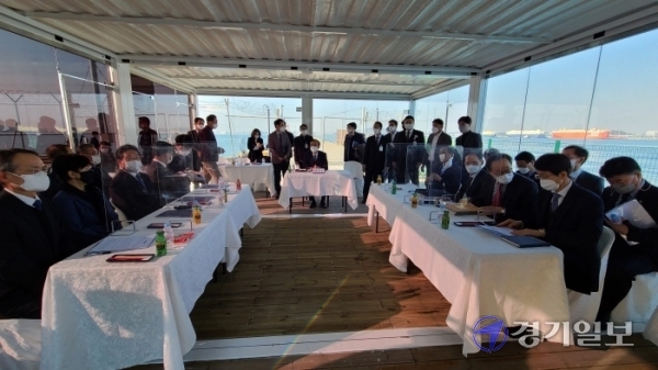 이기택 대법관이 11일 평택항 서부두에서 정장선 평택시장과 양승조 충남도지사 등이 참석한 가운데 평택항 신생매립지 관할권 다툼 현장검증 개시선언을 하고 재판을 진행하고 있다.박명호기자