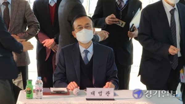 이기택 대법관이 11일 평택항 서부두에서 정장선 평택시장과 양승조 충남도지사 등이 참석한 가운데 평택항 신생매립지 관할권 다툼 현장검증 개시선언을 하고 재판을 진행하고 있다.박명호기자