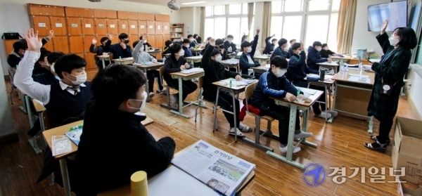 11일 오전 수원시 장안구 수일중학교에서 열린 2020 NIE 프로그램 '1일 기자체험' 2차 교육에서 학생들이 기념촬영을 하고 있다. 윤원규기자