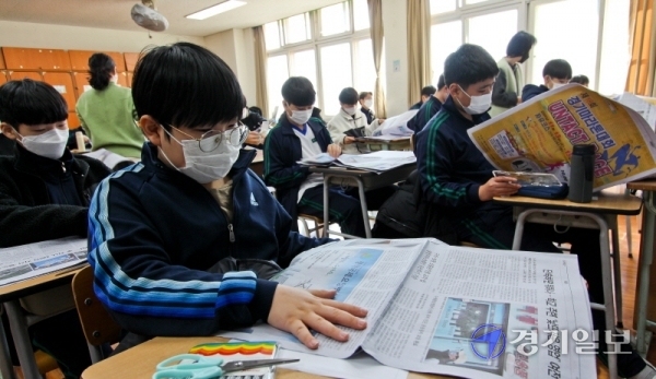 11일 오전 수원시 장안구 수일중학교에서 열린 2020 NIE 프로그램 '1일 기자체험' 2차 교육에서 학생들이 기념촬영을 하고 있다. 윤원규기자
