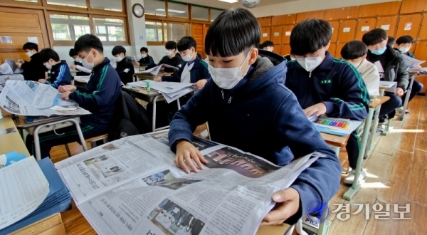11일 오전 수원시 장안구 수일중학교에서 열린 2020 NIE 프로그램 '1일 기자체험' 2차 교육에서 학생들이 기념촬영을 하고 있다. 윤원규기자