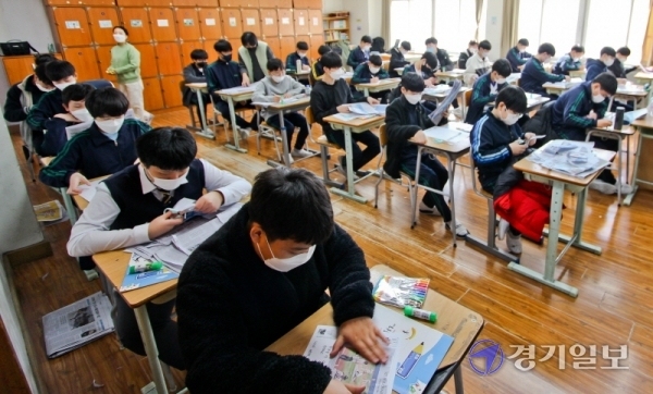 11일 오전 수원시 장안구 수일중학교에서 열린 2020 NIE 프로그램 '1일 기자체험' 2차 교육에서 학생들이 기념촬영을 하고 있다. 윤원규기자