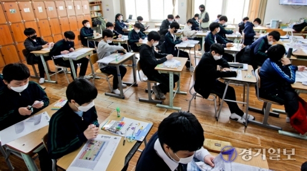 11일 오전 수원시 장안구 수일중학교에서 열린 2020 NIE 프로그램 '1일 기자체험' 2차 교육에서 학생들이 기념촬영을 하고 있다. 윤원규기자