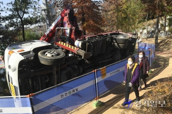 지난 9월 화성시 석우동 한 테니스장 공사현장에서 작업자 2명이 숨지는 전복사고가 발생한 지 두 달째인 11일 오전 사고 차량이 사고현장에 쓰러진 채 방치돼 있다.조주현기자