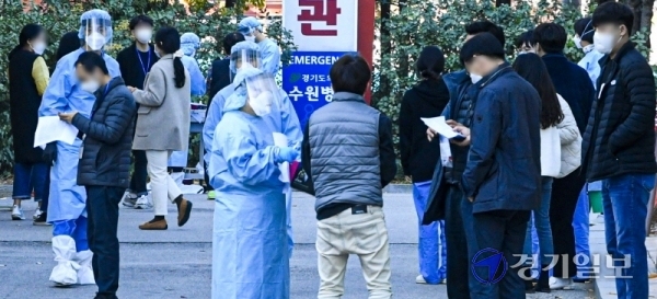 코로나19가 장기화되면서 의료진과 보건의료인력의 감염까지 이어지고 있다. 10일 오전 경기도의료원 수원병원에서 도의료원 본부직원 등이 코로나19 검사를 받고 있다. 전날 이 병원에서 간호조무사 1명이 무증상 확진 판정을 받았고, 지난달 31일에는 도의료원 이천병원 내 코로나19 전담 간호사 2명이 확진 판정을 받은 바 있다. 조주현기자