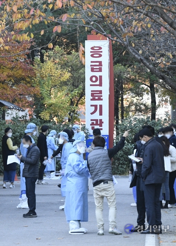 코로나19가 장기화되면서 의료진과 보건의료인력의 감염까지 이어지고 있다. 10일 오전 경기도의료원 수원병원에서 도의료원 본부직원 등이 코로나19 검사를 받고 있다. 전날 이 병원에서 간호조무사 1명이 무증상 확진 판정을 받았고, 지난달 31일에는 도의료원 이천병원 내 코로나19 전담 간호사 2명이 확진 판정을 받은 바 있다. 조주현기자