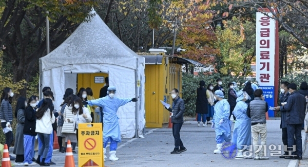 코로나19가 장기화되면서 의료진과 보건의료인력의 감염까지 이어지고 있다. 10일 오전 경기도의료원 수원병원에서 도의료원 본부직원 등이 코로나19 검사를 받고 있다. 전날 이 병원에서 간호조무사 1명이 무증상 확진 판정을 받았고, 지난달 31일에는 도의료원 이천병원 내 코로나19 전담 간호사 2명이 확진 판정을 받은 바 있다. 조주현기자