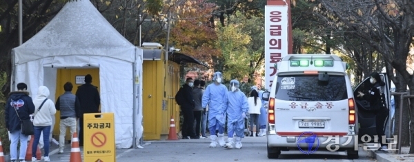 코로나19가 장기화되면서 의료진과 보건의료인력의 감염까지 이어지고 있다. 10일 오전 경기도의료원 수원병원에서 도의료원 본부직원 등이 코로나19 검사를 받고 있다. 전날 이 병원에서 간호조무사 1명이 무증상 확진 판정을 받았고, 지난달 31일에는 도의료원 이천병원 내 코로나19 전담 간호사 2명이 확진 판정을 받은 바 있다. 조주현기자