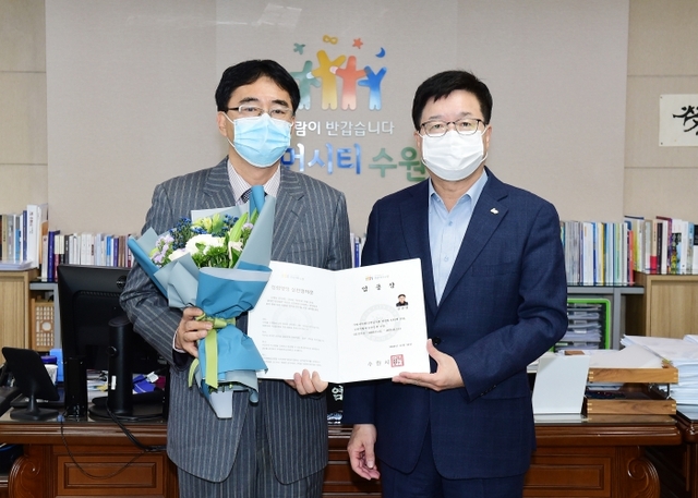 좌 김진엽 수원시립미술관장,우 염태영수원시장