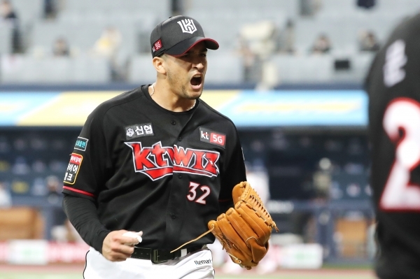 12일 서울 고척스카이돔에서 열린 2020 KBO 프로야구 포스트시즌 플레이오프 3차전 KT 위즈와 두산베어스의 경기서 KT 선발 쿠에바스가 8이닝 1실점의 눈부신 역투를 펼친 후 더그아웃으로 돌아오며 환호하고 있다. 연합뉴스