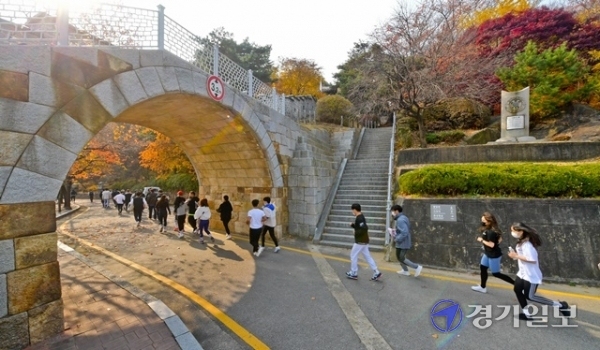 제18회 경기마라톤 언택트레이스 1일차가 열린 13일 오후 수원시 팔달산코스에서 대회 참가자들이 힘차게 달리고 있다. 이번 대회는 코로나19로 13일부터 15일까지 안내코스 포함 전국 자유코스로 참여하는 대회이다. 윤원규 기자