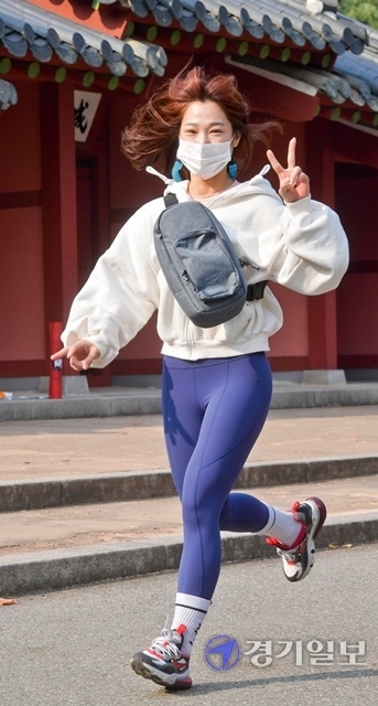 제18회 경기마라톤 언택트레이스 1일차가 열린 13일 오후 수원시 팔달산코스에서 대회 참가자들이 힘차게 달리고 있다. 이번 대회는 코로나19로 13일부터 15일까지 안내코스 포함 전국 자유코스로 참여하는 대회이다. 윤원규 기자