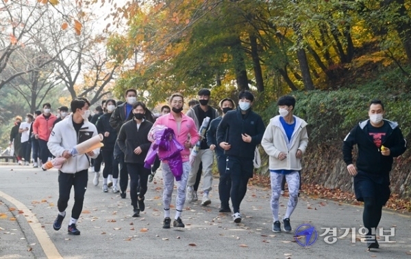 제18회 경기마라톤 언택트레이스 1일차가 열린 13일 오후 수원시 팔달산코스에서 대회 참가자들이 힘차게 달리고 있다. 이번 대회는 코로나19로 13일부터 15일까지 안내코스 포함 전국 자유코스로 참여하는 대회이다. 윤원규 기자