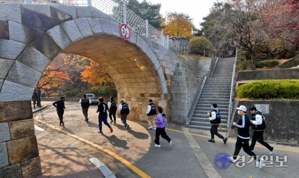 제18회 경기마라톤 언택트레이스 1일차가 열린 13일 오후 수원시 팔달산코스에서 대회 참가자들이 힘차게 달리고 있다. 이번 대회는 코로나19로 13일부터 15일까지 안내코스 포함 전국 자유코스로 참여하는 대회이다. 윤원규 기자