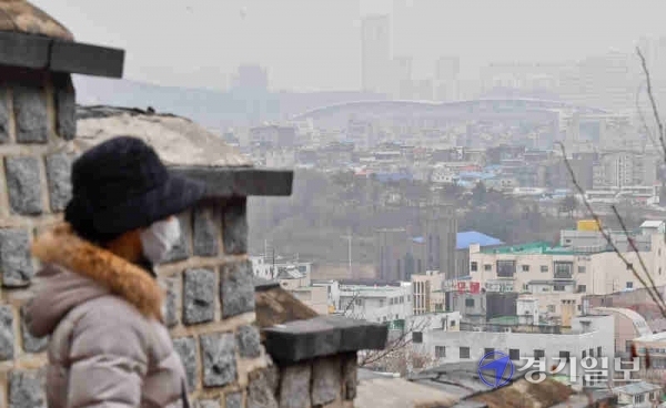 사진은 지난 2월 13일 오후 수원 화성에서 바라본수원시내가 미세먼지로 시야가 답답한 모습. 윤원규기자