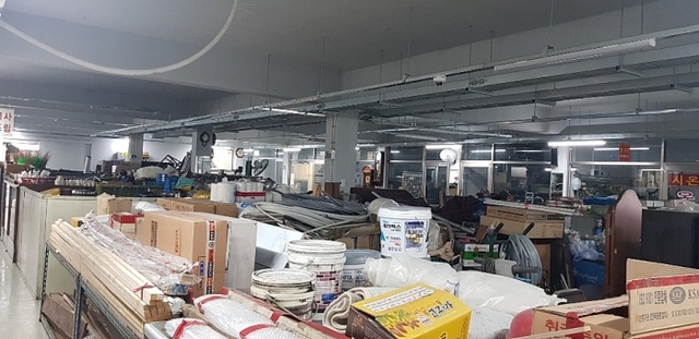 서울 서초구 방배동의 남부종합시장 실내. 민현배기자