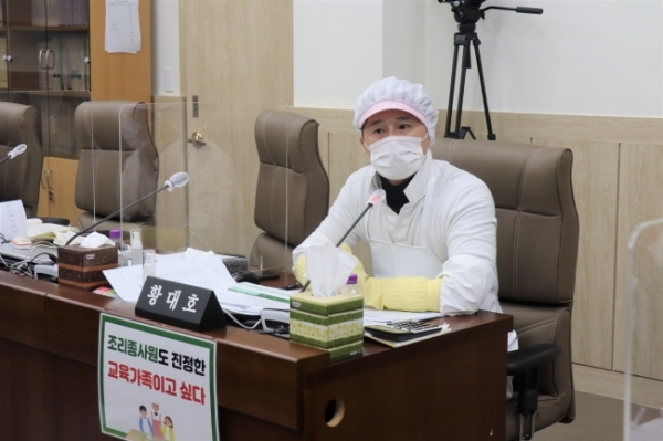 황대호 의원, 급식종사자로 변신.. 처우개선 눈물로 호소