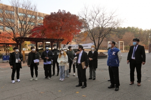 경기대학교 지식정보서비스대학 20학번 신입생들이 16일 김인규 총장과 함께 캠퍼스 투어를 하고 있다.