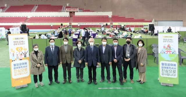 16일 권준욱 중앙방역대책본부 부본부장을 비롯한 관계자들이 대구 수성구 대구육상진흥센터를 방문해 혈장 공여자들을 응원하고 있다. 신천지 대구교회 성도 4000명은 이달 16일부터 다음달 4일까지 3주간 코로나19 혈장치료제 개발을 위한 3차 단체 혈장 공여에 동참한다.