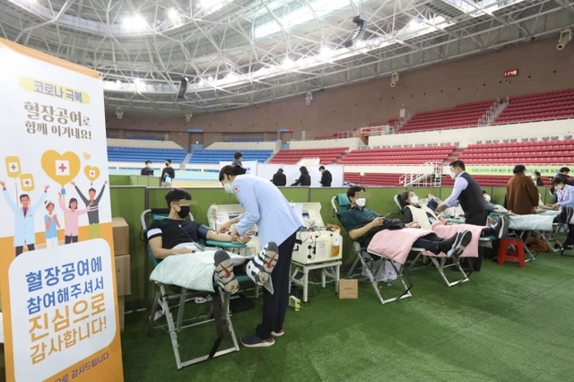 ▲ 16일 오전 신천지예수교회 성도가 대구육상진흥센터에서 혈장 공여를 하고 있다. 2신천지 대구교회 성도 4000명은 이달 16일부터 다음달 4일까지 3주간 코로나19 혈장치료제 개발을 위한 3차 단체 혈장 공여에 동참한다.(19)