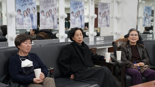 ▲ 인터뷰 중인 정복근 작가와 배우 손숙, 한태숙 연출(왼쪽부터)