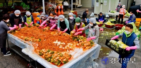 17일 오전 수원시농업기술센터에서 열린 '수원시농업인단체 사랑의 김장나눔 행사'에서 수원시 농업인들이 불우이웃을 위해 김장을 담그고 있다. 이번 행사는 농업인들이 직접 재배한 배추, 무 등 생산물로 이뤄졌다. 윤원규기자