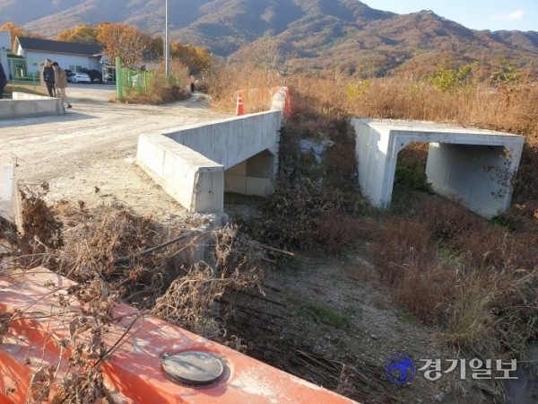 포천시가 어룡동 어룡천 소하천 정비공사를 진행하면서 어룡천에 설치한 콘크리트 박스. 포천시가 주민 민원으로 다리 방향을 바꿔 시공하는 바람에 무용지물이 될 것이라는 지적이 나온다. 김두현기자