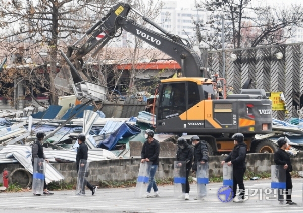 18일 오전 인천시 부평구 산곡동 부평미군기지 캠프마켓을 관통하는 ’장고개 도로’ 미개통 구간에서 철거 용역업체 직원들이 불법 건축물 대한 행정대집행을 하고 있다. 이날 인천시는 국유재산 임대 기간(2016년 말)이 경과한 불법 건축물 39개 동 중에서 국방부로부터 토지 소유권을 넘겨받은 19개 동을 먼저 철거 했다. 장용준기자