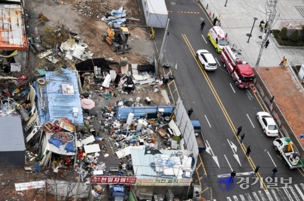 18일 오전 인천시 부평구 산곡동 부평미군기지 캠프마켓을 관통하는 ’장고개 도로’ 미개통 구간에서 철거 용역업체 직원들이 불법 건축물 대한 행정대집행을 하고 있다. 이날 인천시는 국유재산 임대 기간(2016년 말)이 경과한 불법 건축물 39개 동 중에서 국방부로부터 토지 소유권을 넘겨받은 19개 동을 먼저 철거 했다. 장용준기자