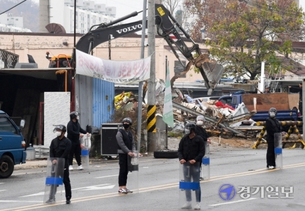 18일 오전 인천시 부평구 산곡동 부평미군기지 캠프마켓을 관통하는 ’장고개 도로’ 미개통 구간에서 철거 용역업체 직원들이 불법 건축물 대한 행정대집행을 하고 있다. 이날 인천시는 국유재산 임대 기간(2016년 말)이 경과한 불법 건축물 39개 동 중에서 국방부로부터 토지 소유권을 넘겨받은 19개 동을 먼저 철거 했다. 장용준기자