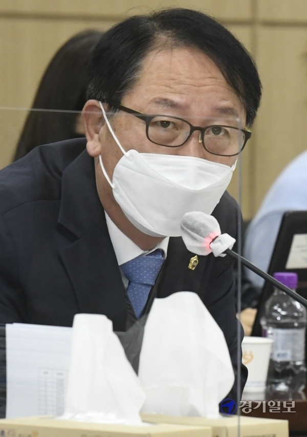 18일 경기도의회 문화체육관광위원회 소속 채신덕(더불어민주당ㆍ김포2) 부위원장이 경기체육진흥재단 설립의 필요성을 설명하고 있다. 조주현기자