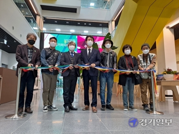 심재흔 경기시청자미디어센터장과 수상자들이 19일 오전 10시 30분 센터 로비에서 사진공모전 테이프 커팅식을 진행하고 있다. 심재학 기자