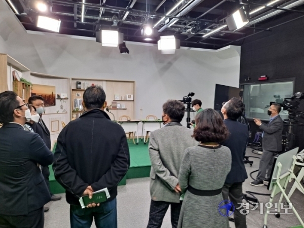 19일 오전 11시께 센터 투어에 나선 기자들이 시설과 장비를 둘러보고 있다. 심재학기자