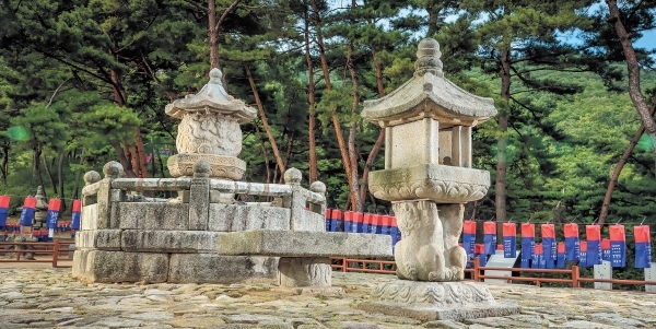 양주 회암사지 무학대사탑 및 쌍사자석등(보물 제38 8호‚ 제389호).