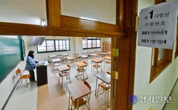 대학수학능력시험을 2주 앞둔 19일 오후 수원시 장안구의 한 고등학교 고3 교실에서 선생님이 원격수업을 진행하고 있다. 이 학교의 고3학생들은 수능까지 남은 수업은 원격수업으로 진행하고  교실은 수험실로 바꿔 수능을 준비하고 있다. 윤원규기자