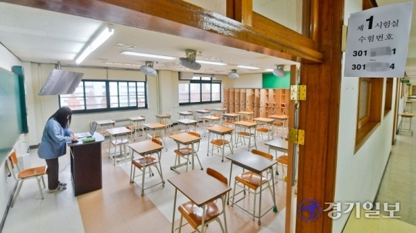 대학수학능력시험을 2주 앞둔 19일 오후 수원시 장안구의 한 고등학교 고3 교실에서 선생님이 원격수업을 진행하고 있다. 이 학교의 고3학생들은 수능까지 남은 수업은 원격수업으로 진행하고  교실은 수험실로 바꿔 수능을 준비하고 있다. 윤원규기자