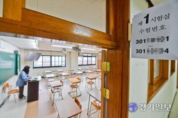 대학수학능력시험을 2주 앞둔 19일 오후 수원시 장안구의 한 고등학교 고3 교실에서 선생님이 원격수업을 진행하고 있다. 이 학교의 고3학생들은 수능까지 남은 수업은 원격수업으로 진행하고  교실은 수험실로 바꿔 수능을 준비하고 있다. 윤원규기자