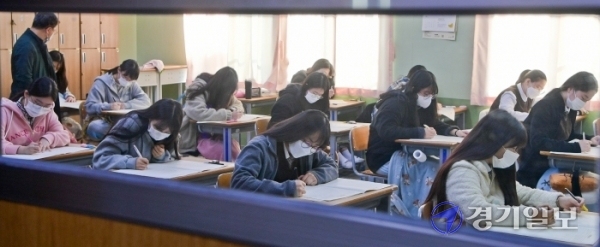 19일부터 12월3일 수능 당일까지 2주간 전국 수험생 49만3천여명의 코로나19 감염 가능성을 낮추기 위한 수능특별방역기간이 시행된다. 사진=경기일보DB