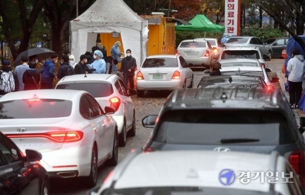 경기지역 ‘사회적 거리두기’가 1,5단계로 격상된 19일 경기도의료원 수원병원에서 코로나19 검사를 받으려는 시민과 차량들이 줄지어 선 채 순서를 기다리고 있다. 이날 전국 코로나19 신규 확진자는 343명으로, 이틀째 300명 선을 기록해 3차 대유행 우려가 커지고 있다. 김시범기자