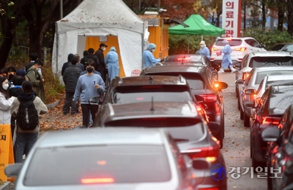 경기지역 ‘사회적 거리두기’가 1,5단계로 격상된 19일 경기도의료원 수원병원에서 코로나19 검사를 받으려는 시민과 차량들이 줄지어 선 채 순서를 기다리고 있다. 이날 전국 코로나19 신규 확진자는 343명으로, 이틀째 300명 선을 기록해 3차 대유행 우려가 커지고 있다. 김시범기자