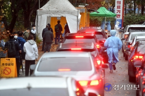 경기지역 ‘사회적 거리두기’가 1,5단계로 격상된 19일 경기도의료원 수원병원에서 코로나19 검사를 받으려는 시민과 차량들이 줄지어 선 채 순서를 기다리고 있다. 이날 전국 코로나19 신규 확진자는 343명으로, 이틀째 300명 선을 기록해 3차 대유행 우려가 커지고 있다. 김시범기자
