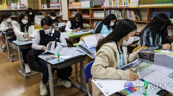 20일 오전 수원시 영통구 매원중학교에서 열린 2020 NIE 프로그램 '1일 기자체험' 교육에서 학생들이 경기일보 신문을 활용해 수업을 하고 있다. 윤원규 기자