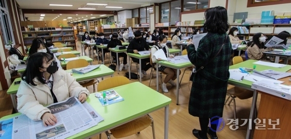 20일 오전 수원시 영통구 매원중학교에서 열린 2020 NIE 프로그램 '1일 기자체험' 교육에서 학생들이 경기일보 신문을 활용해 수업을 하고 있다. 윤원규 기자