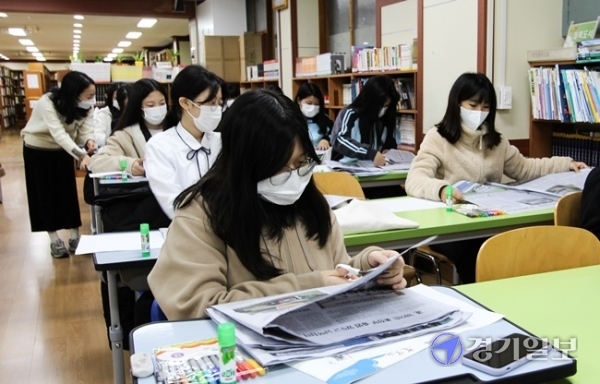 20일 오전 수원시 영통구 매원중학교에서 열린 2020 NIE 프로그램 '1일 기자체험' 교육에서 학생들이 경기일보 신문을 활용해 수업을 하고 있다. 윤원규 기자