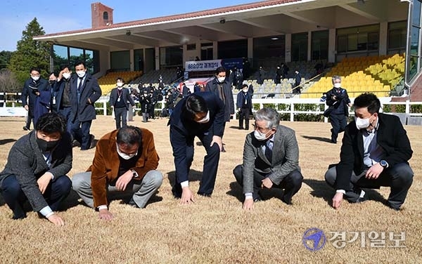 21일 오전 과천 렛츠런파크에서 열린 88승마장 재개장식에서 대한승마협회 조한호 회장, 한국마사회 김낙순 회장, 전용기 국회의원 등 참석자들이 테이프 컷팅을 하고 있다. 김시범기자