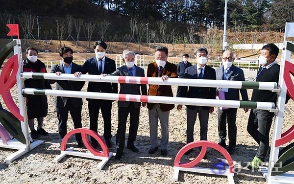 21일 오전 과천 렛츠런파크에서 열린 88승마장 재개장식에서 대한승마협회 조한호 회장, 한국마사회 김낙순 회장, 전용기 국회의원 등 참석자들이 테이프 컷팅을 하고 있다. 김시범기자