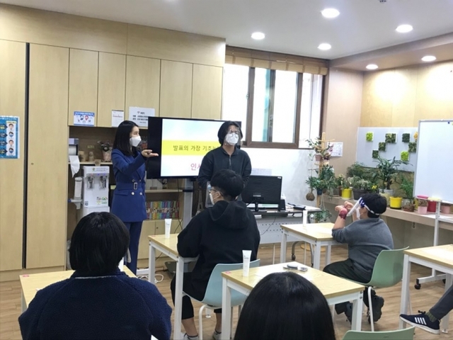 ▲ 이주리 리움스피치 대표(앞줄 왼쪽)가 아나운서 방송인의 직업세계에 대해 강의하고 있다. 서정청소년문화의집 제공