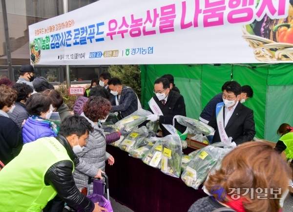 13일 오전 수원시 경기농협지역본부 주차장에서 열린 '경기농협 김장시즌 로컬푸드 우수농산물 나눔행사'에서 김장섭 본부장, 정용왕 영업본부장 등 관계자들이 김장에 사용할 농산물을 홍보하고 있다. 윤원규기자