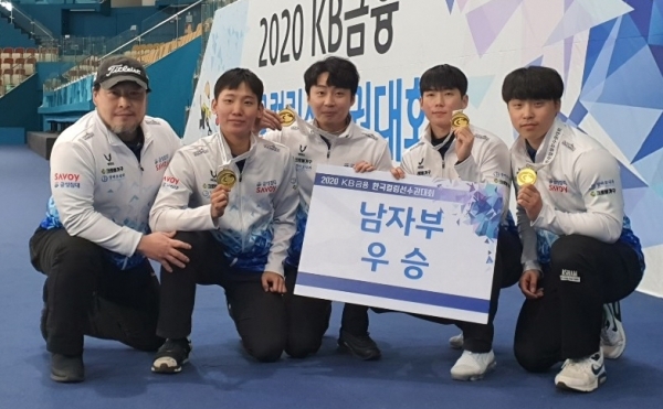 2020 KB금융 한국컬링선수권대회 겸 2020-2021 국가대표선발전에서 남자부 첫 우승을 차지한 경기도컬링연맹 선수들이 금메달을 목에걸고 기념촬영을 하고 있다.경기도컬링연맹 제공